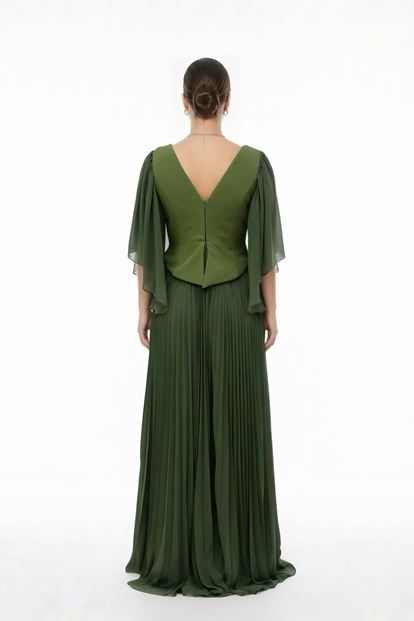 فستان سهرة بمقاسات كبيرة مزين بحجر الزيتون ومطوي